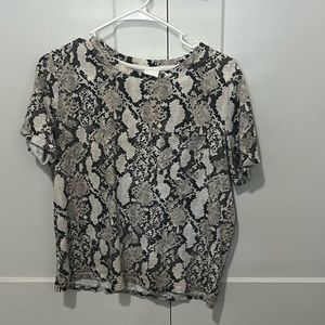 🩷 Snake print H&M shirt size (US) M 🩷